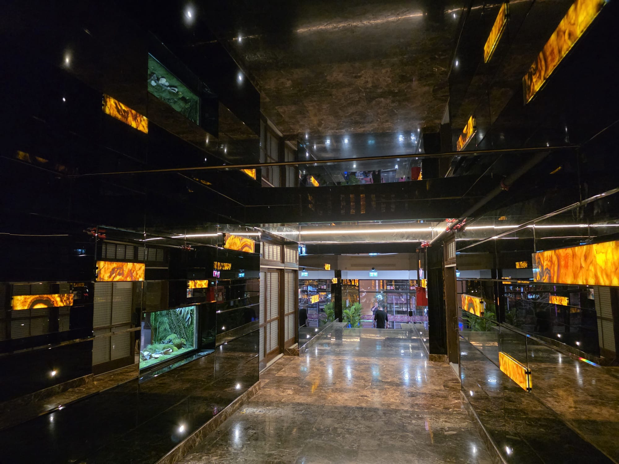 Tavan extensibil lucios negru hol Bucuresti - tavane extensibile premium